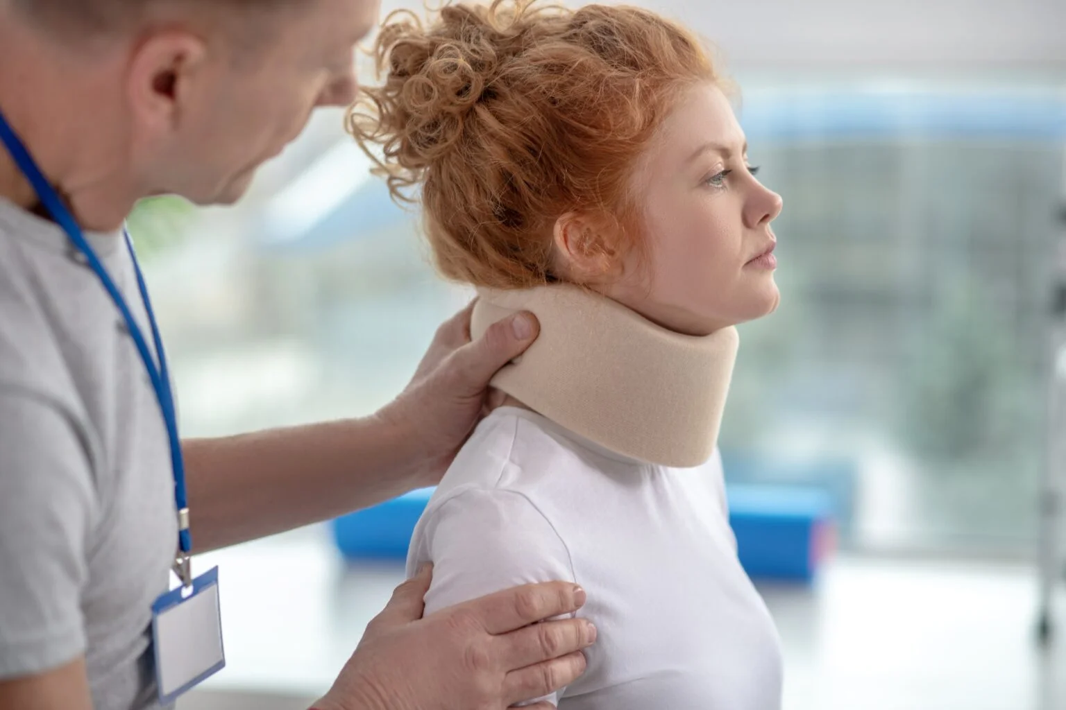 Mujer con collar para osteopatía craneal